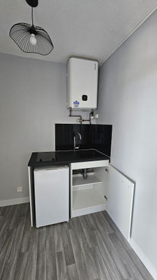 Avant : Espace repas minimaliste avant réaménagement – coin peu fonctionnel dans l’appartement.