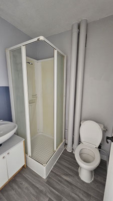 Avant : Salle de bain avant rénovation – pièce datée et peu accueillante, nécessitant une mise à jour pour répondre aux attentes des voyageurs.