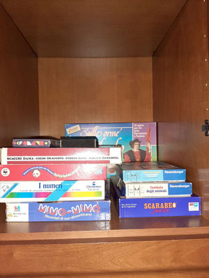 Lesa_Il porticciolo: Dame, Schach, Kartenspiel, Brettspiele... auch ein Regentag kann Spaß machen...