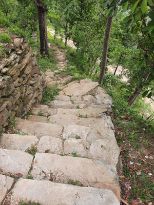 und dann endlose Treppen hinunter ins Tal