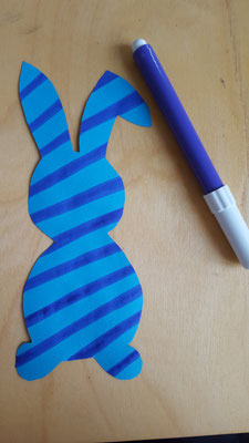 bemalter blauer Hase