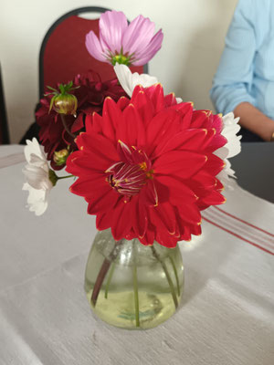 Auch für ansprechende Blumendeko auf den Tischen ist gesorgt. © Ina Homfeld