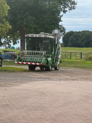 Die Gerätschaften - hier ein Mähdrescher - sind auf die kleinen Testfelder ausgerichtet. © Marlene Grafe - Schröder