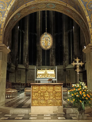 Blick in den gotischen Chor mit dem Karlsschrein © I. Homfeld