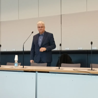 Axel Knoerig informiert im Fraktionssaal der CDU/CSU