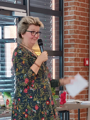 Martina Belling bei ihrem lebhaften Vortrag! ©Ina Homfeld