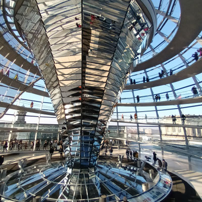 Unter der Kuppel des Reichstagsgebäudes © Ina Homfeld