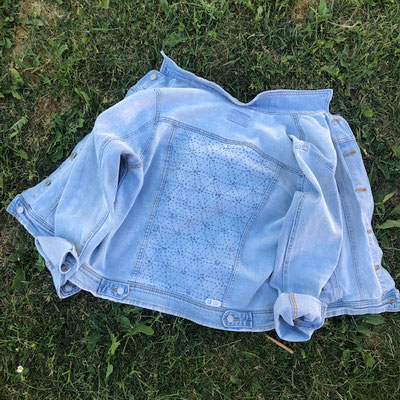 Réalisation d'un broderie sur une veste en jean