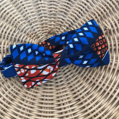 Nœud papillon - Motif wax sur fond bleu - Tour de cou réglable - 20€