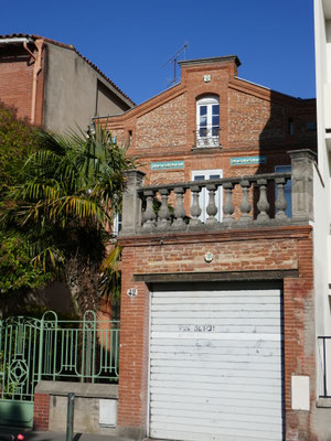Rue des Chalets face Cervantes (42). Remarquer le cabochon au sommet