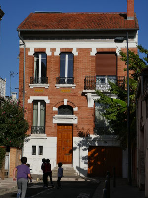 Rue de Coulmiers. Céramique, mosaïque et imposte vitraillée. Une des premières maison de Toulouse avec garage pour auto.
