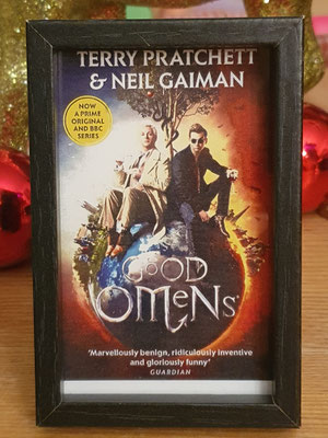 26.Dezember 2025: "Ein gutes Omen". Roman von Terry Pratchett & Neil Gaiman, 1990.  "Good Omens". Verfilmung 2019 