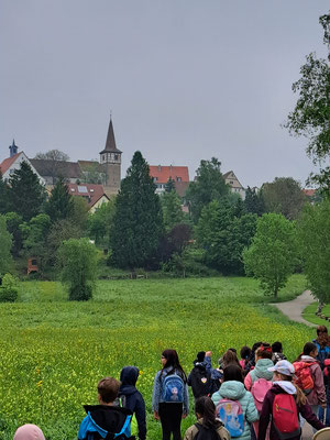 Die Klasse wander auf eine Ortschaft im Hintergrund zu.