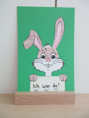 Eine Karte mit einem Osterhasen.