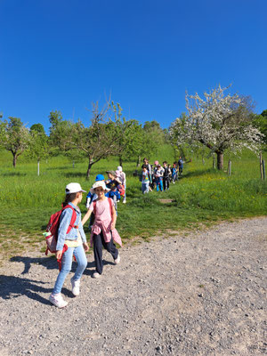 Kinder laufen auf einem Feldweg.