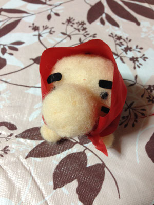 ずきんにフチかがりとかしてないけど、即席で巻いた。おしのびどせいさんです。