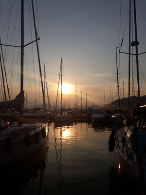 Sonnenuntergang im Hafen