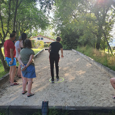 Dans notre jardin, un boulodrome pour faire des parties entre famille ou entre amis. Des boules de pétanque sont à votre disposition