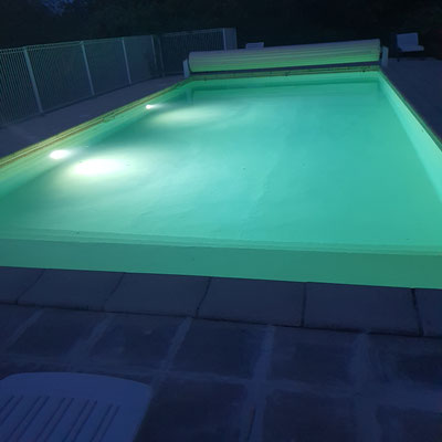 Dans le Lot, à Salviac, notre piscine allumée la nuit