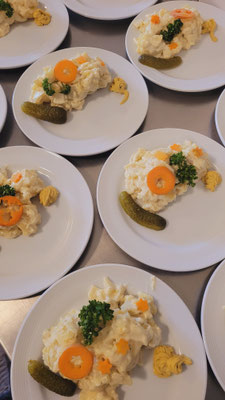 Frauenverein Wilderswil - Seniorenweihnacht 2025 - Vorbereitungen in der Küche 