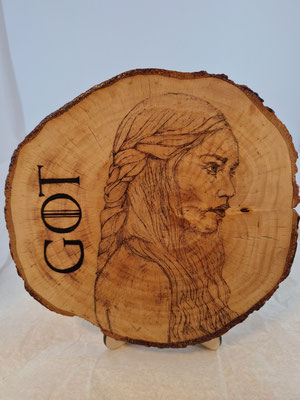 Portrait von Emilia Clark in Gamt of Thrones auf Baumscheibe von Holzwerk PS