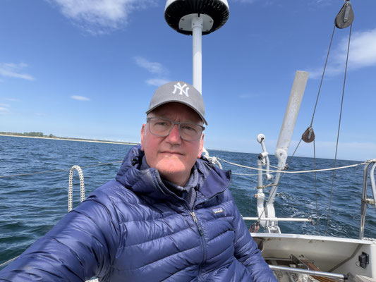Unterwegs war es sonnig, aber durchaus kühl ... leider auch kaum Wind ... also unter Motor mit dem frisch gewartete kleinen Yanmar Diesel (18 PS) ... 