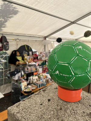 Der grüne Ball thront im Festzelt