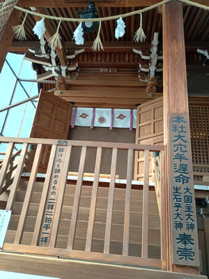 拝殿には、左右に拝むところがある。左側