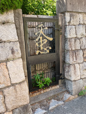 謎の扉