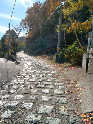 石畳の坂道を上ると、