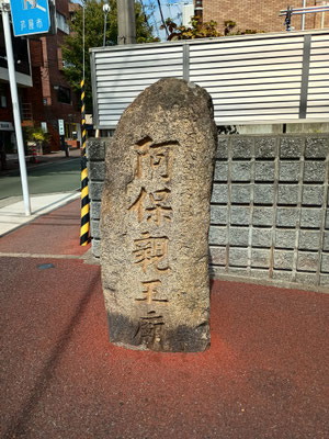 道にはデカい岩。