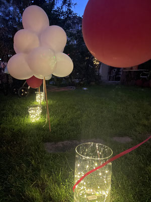 Abendstimmung - Lichterketten und Ballons