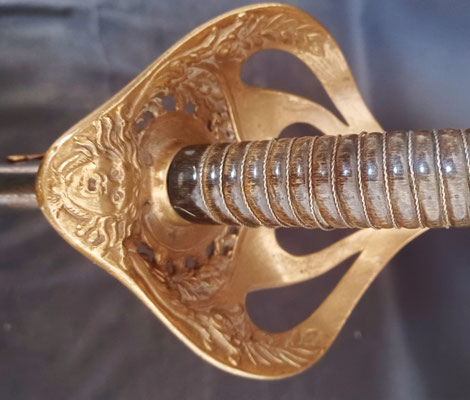 sabre d'officier de cavalerie modèle 1896 vue de la tete de la méduse de la poignée en laiton 