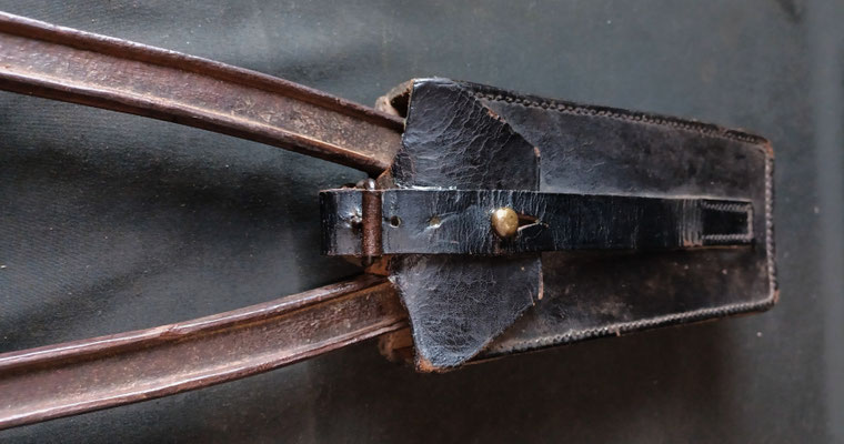 pince coupe barbelé allemand ww1 detail de la fermeture de l 'etui de transport 