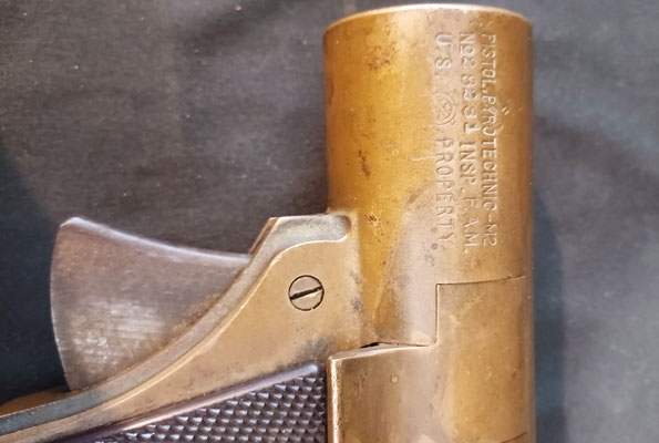 pistolet lance fusée Us M2 ww2 vue du marquage canon  pistl pyrotechnic - m2 n°28281 insp. F.A.M US Property