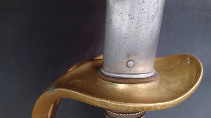 sabre cavalerie légére modèle 1882 troupe vue des poinçons du fourreau 