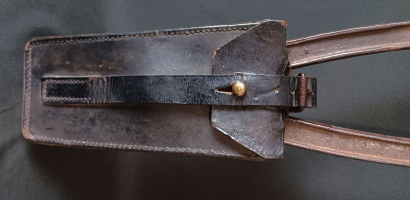 pince coupe barbelé allemand ww1detail  de la fermeture de l 'etui de transport 