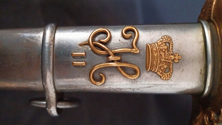 sabre d'officier de cavalerie modèle 1896 gros plan du chiffre de nicolas II
