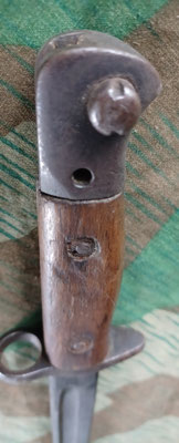 Baïonnette anglaise modèle 1907 detail poignée bois de hêtre