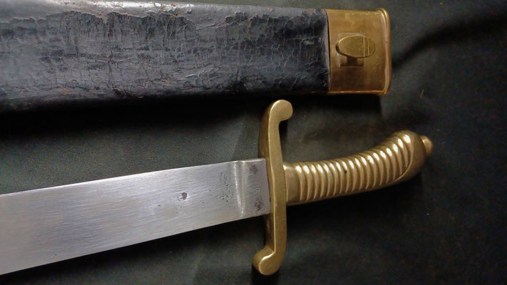 glaive saxon modèle 1845 avec son fourreau en cuir noir 