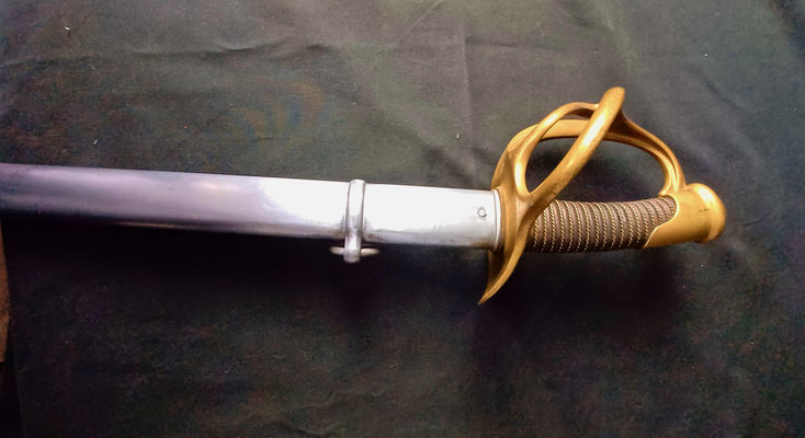 sabre cavalerie légére modèle 1882 troupe vue du fourreau et de la  beliére 