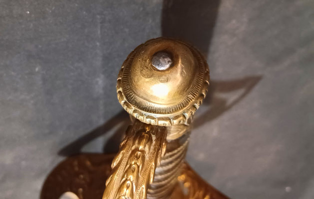 sabre d'officier de cavalerie modèle 1896 vue du bouton de rivure 