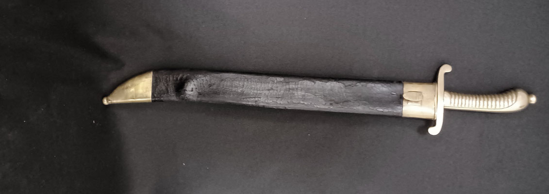 glaive saxon modèle 1845 vue de dos avec son fourreau 