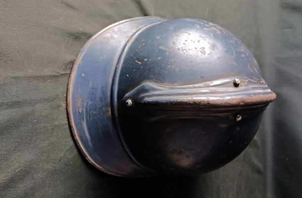 casque adrian modèle 15 artillerie vue du cimier par l arriére 