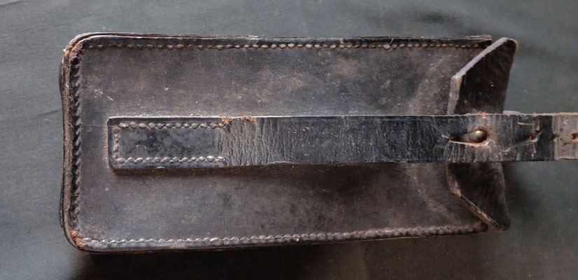 pince coupe barbelé allemand ww1 vue de l 'etui de transport 