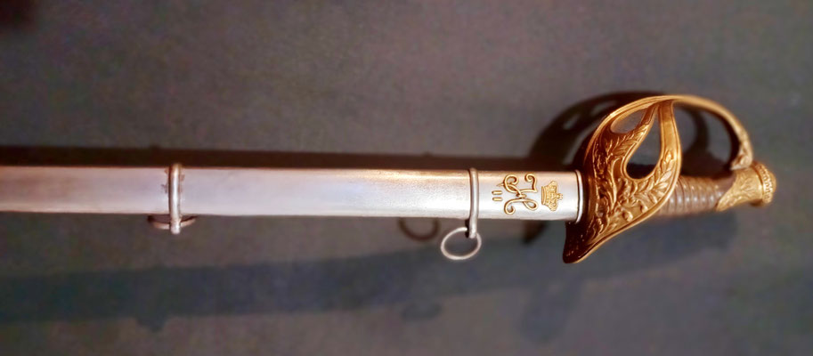 sabre d'officier de cavalerie modèle 1896 detail du fourreau  poli blanc 