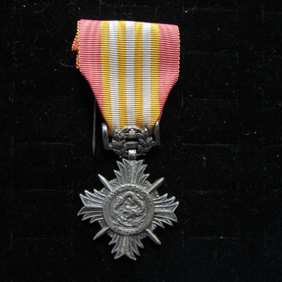 croix du merite vietnamien fabrication local en argent   Prix : 120 euros 