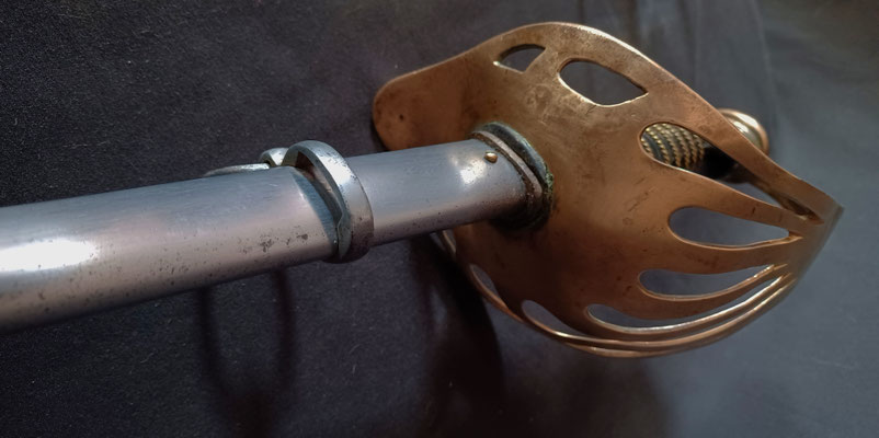 sabre type Dérué sous officier cavalerie detail de la garde en coquille 