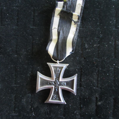 croix de fer allemande argent , poinçonné sur l'anneau  Prix : vendu