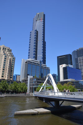 MAN MUSS SCHON WEITER WEG GEHEN UM IHN AUFS BILD ZU BEKOMMEN: EUREKA TOWER 